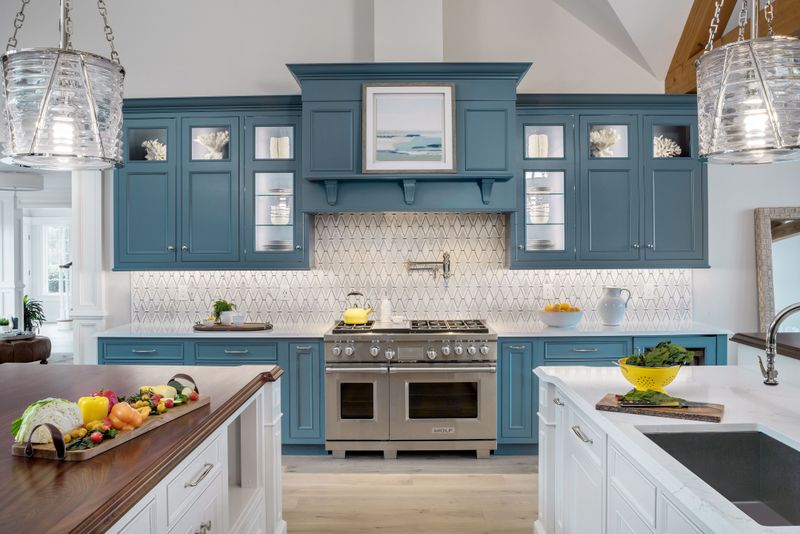 The 13 Paint Tricks Designers Swear By For A More Luxurious Kitchen - Decor Hint Two-Tone Cabinets