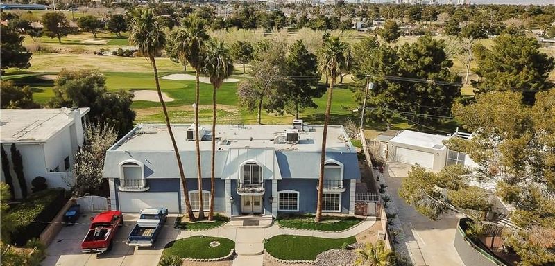 Nevada Market Watch: 11 Homes Losing Value By End Of 2025 (And 5 That Are Gaining Steam) - Decor Hint Gated Golf Community Homes