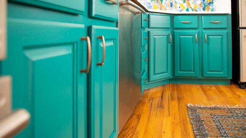17 Small, But Cool Ways To Make Your Kitchen Look Like An After Shot On HGTV - Decor Hint Swap Out Hardware