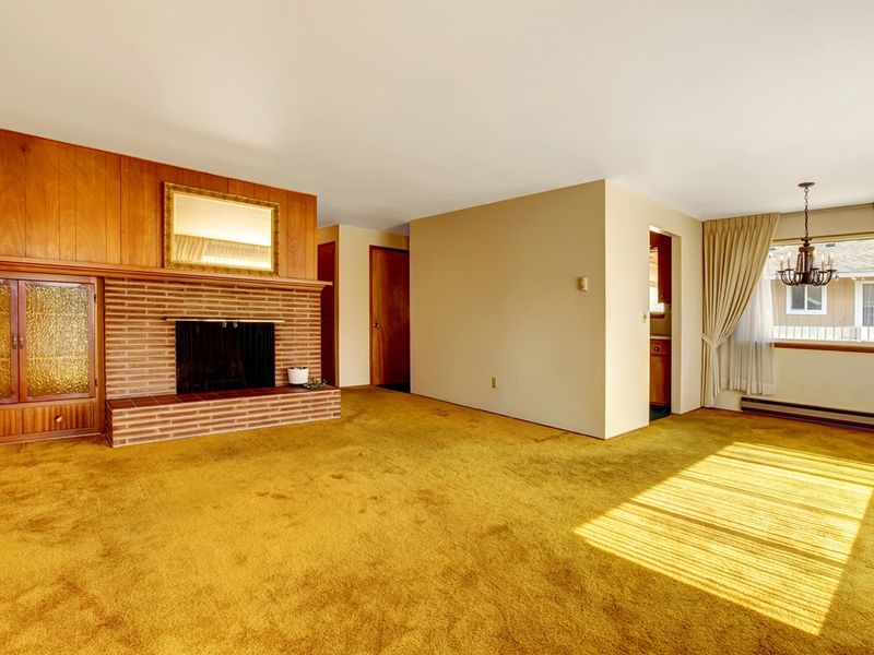 10 Common Staging Fails That Can Ruin First Impressions - And 5 That Shouldn't Exist - Decor Hint Dated Fixtures And Hardware