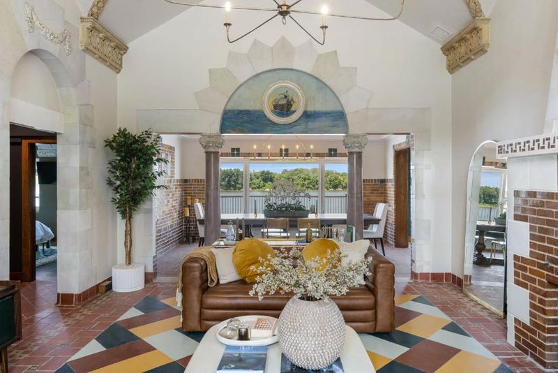 Looking For Beach Decor Inspiration? Here Are 7 Seaside Style Homes We Love In Louisville - Decor Hint Refined Seaside Colonial