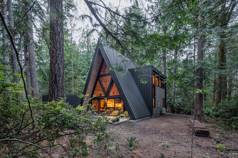 17 Tiny Homes That Prove Big Comfort Comes In Tiny Packages - Decor Hint Mountain-View A-Frame Tiny House