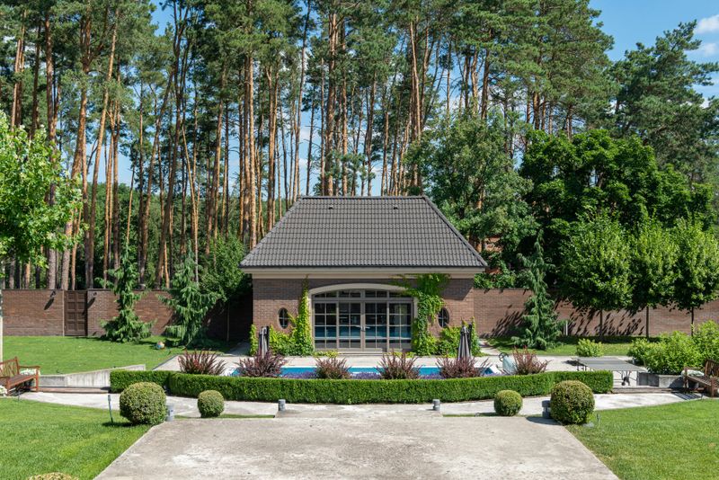 8 Landscaping Changes That Could Transform The Look Of Your Whole Property - Decor Hint Privacy Hedges
