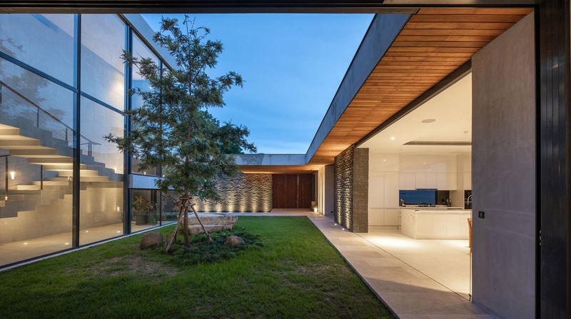 11 Of The Best Two-Bedroom Contemporary House Plans That Blend Style & Function - Decor Hint Compact Courtyard Floor Plan