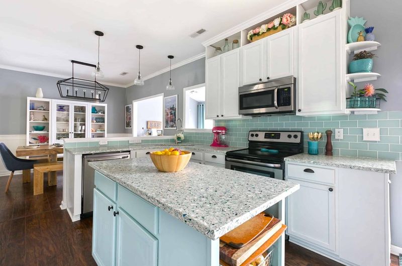 12 Kitchen Eyesores Designers Can't Stand (And 10 Features They Actually Love) - Decor Hint Short Upper Cabinets