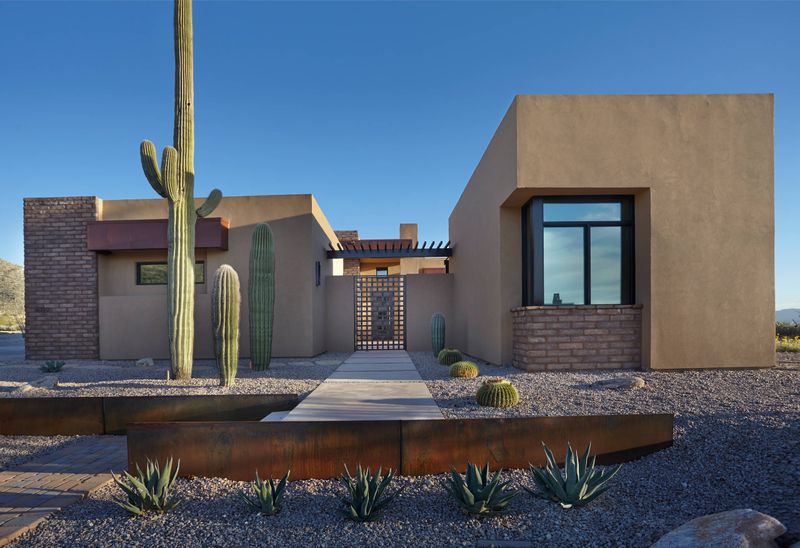 7 Ways Las Vegas Homes Adapt Exterior Design To Desert Conditions - Decor Hint Light-Colored Exterior Finishes