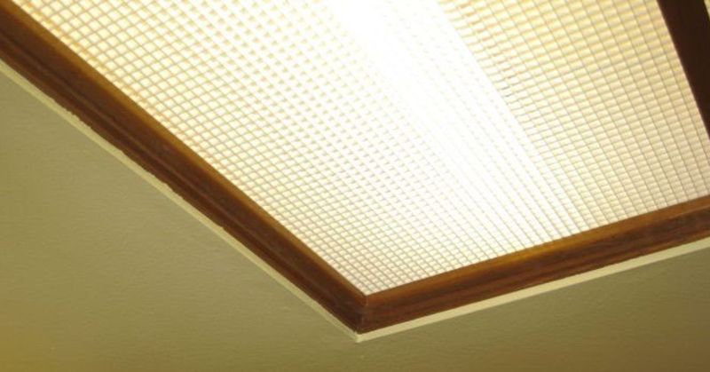 7 Things Making California Kitchens Look Cheap (Plus 7 That Instantly Elevate Them), According To Designers - Decor Hint Fluorescent Box Lighting