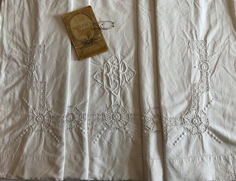 22 French Country Decor Ideas For Every Room - Decor Hint Vintage Linens