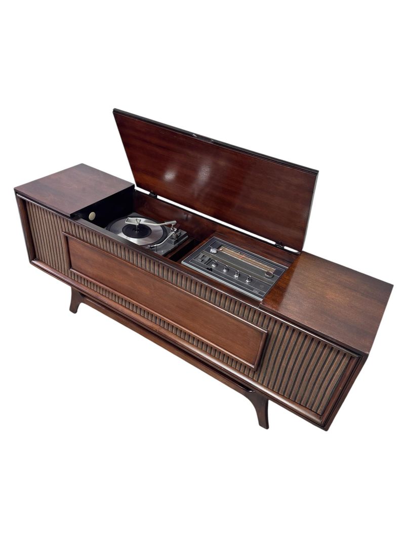 12 Iconic Home Items From The 70s That Might Still Be In Your Attic - Decor Hint Vinyl Record Players