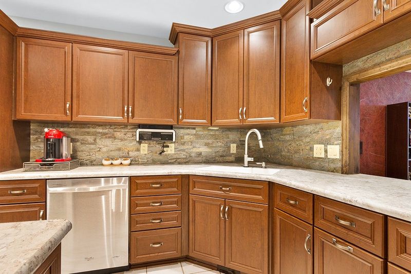 New Mexico Designers Say These 12 Kitchen Looks Are Dated Stick With 10 These Instead - Decor Hint Glossy Cherry Finishes (dated)