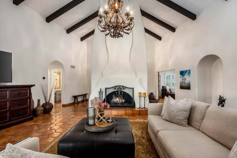 6 Decor Choices In Yuma Homes Making A Comeback And 4 That Never Left Style - Decor Hint Vintage Light Fixtures