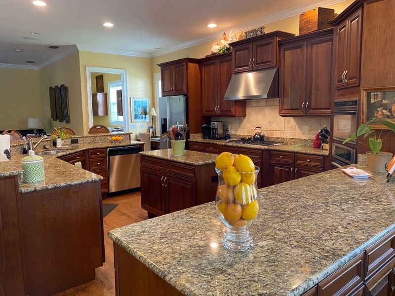 16 Kitchen Turnoffs That Send Oklahoma Homebuyers Running, Say Interior Designers - Decor Hint Countertop Chaos And Appliance Overload