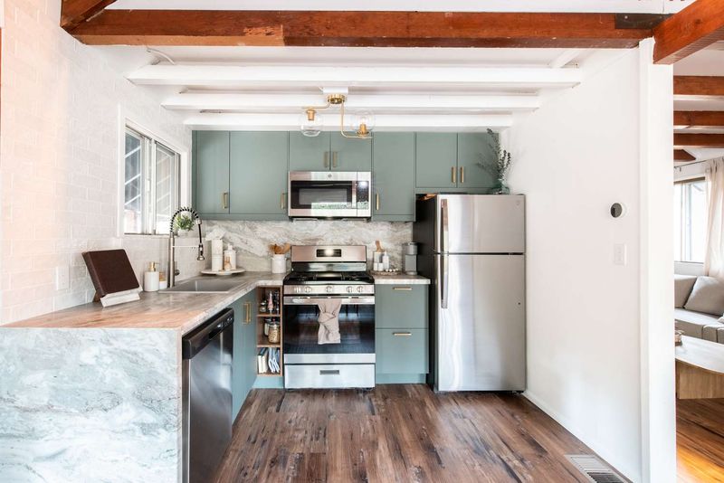 18 Kitchen Red Flags That Make New York Buyers Think Twice, According To Designers - Decor Hint Non-Functional Layout