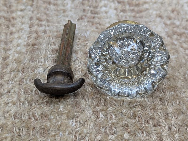 9 1900s Antiques That Looked Valuable But Weren't, And 4 That Really Were - Decor Hint Mass-Produced Glass Doorknobs