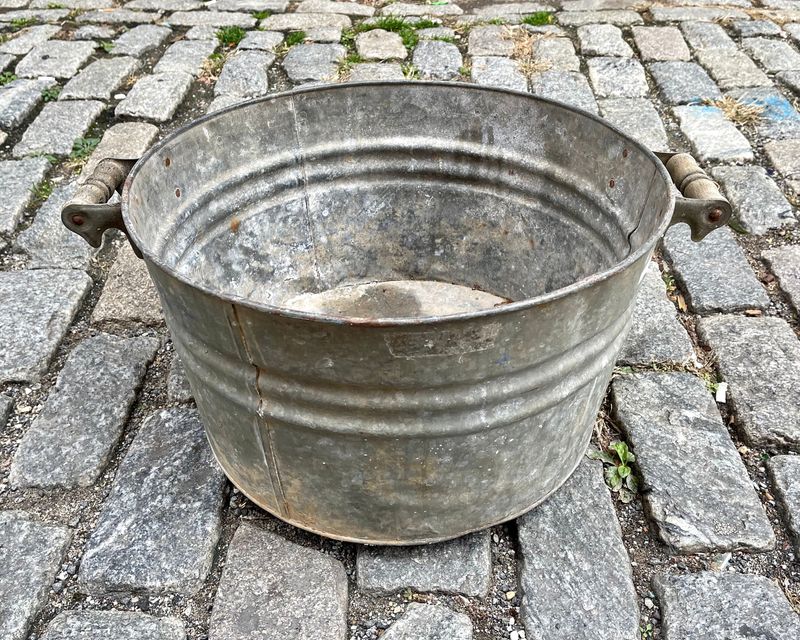 7 Antique Pieces That Elevate Any Southern Farmhouse Interior - Decor Hint Galvanized Metal Washtubs
