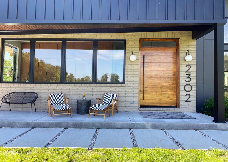 13 Southern-Ready Exterior Design Ideas Taking Over Mississippi Homes - Decor Hint Oversized House Numbers With Character