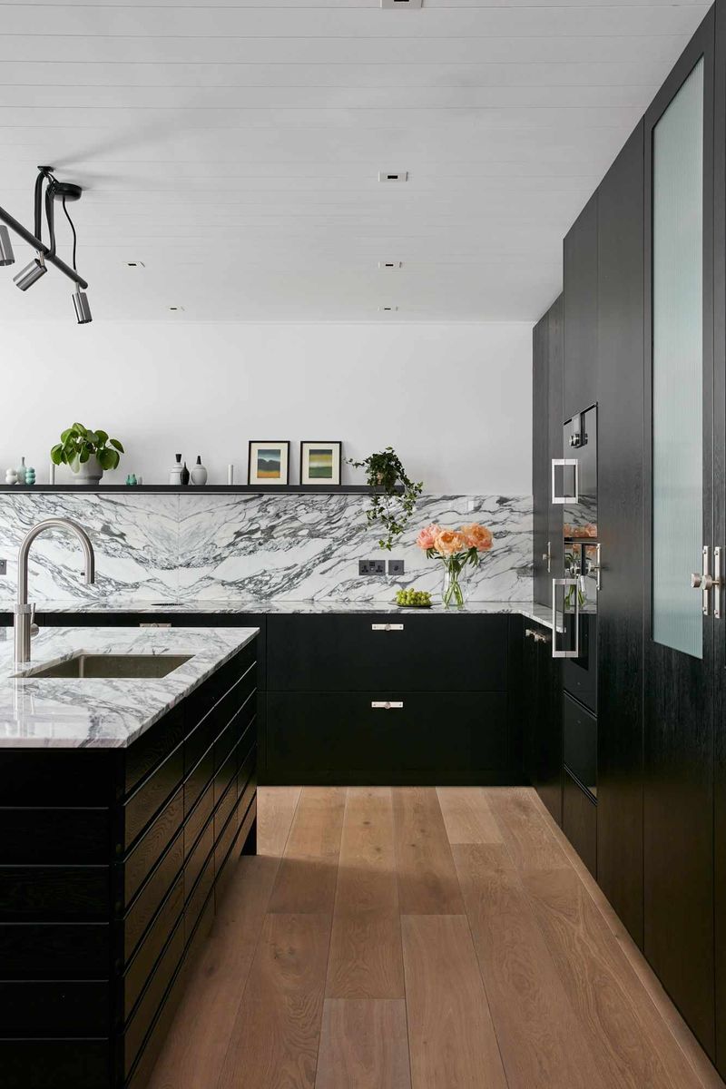 Ready For A Change 20 Kitchen Shades That Outshine Green Next Year - Decor Hint Midnight Black