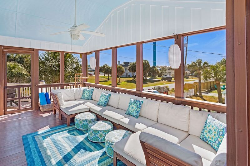 Georgia's Most Inviting Outdoor Spaces You'll Want To Copy ASAP - Decor Hint Tybee Island Screened Sanctuaries
