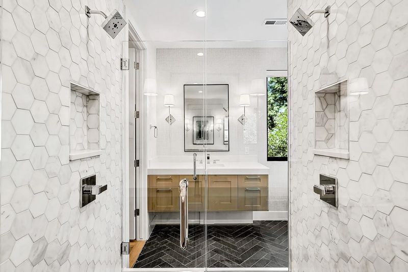 9 Bathroom Styles That Are On Their Way Out By The End Of The Decade (And 9 That Are Timeless) - Decor Hint Timeless: Walk-in Showers