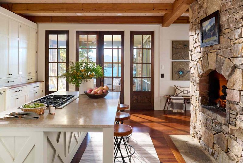 8 Kitchen Layouts That Work Wonders In Alabama Farmhouses - Decor Hint Farmhouse Island Centerpiece