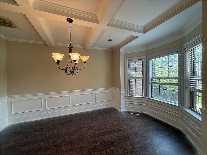 11 Design Choices Buyers Are Starting To Avoid In McDonough Homes And 2 They've Always Avoided Altogether - Decor Hint Heavy Crown Molding
