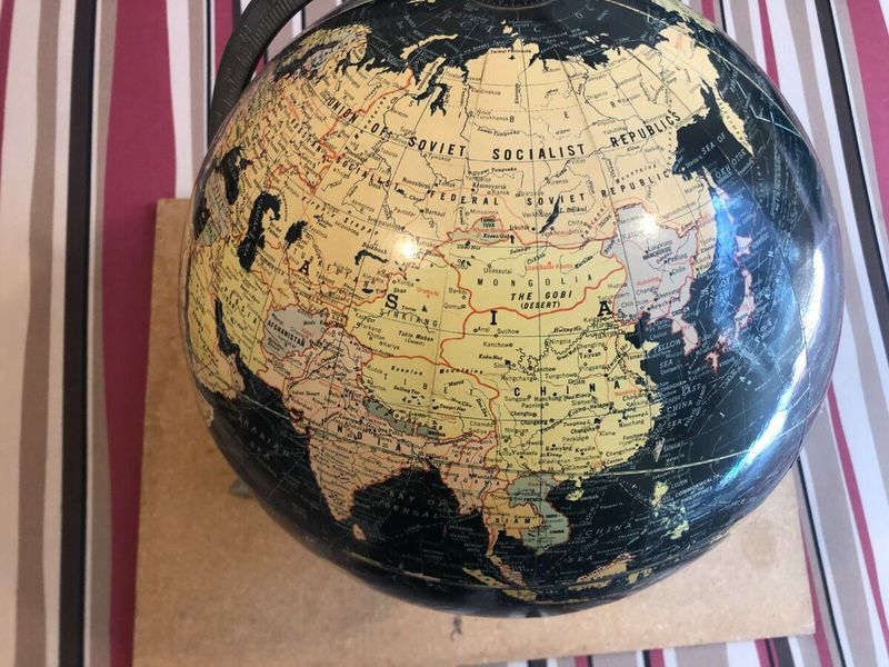 9 Vintage And Antique Decor Pieces You Should Avoid Having In Your Home And 9 To Own Instead - Decor Hint Avoid: Vintage Globes And Maps