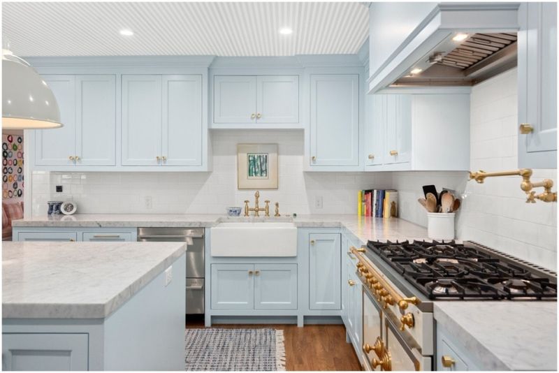 From Colors To Layouts 15 Kitchen Details Turning Away Buyers In Dallas - Decor Hint Fluorescent Tube Lighting