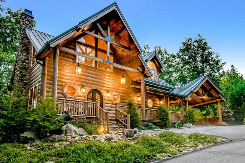 8 Tennessee Curb Appeal Looks That'll Have You Saying "Bless This House" - Decor Hint Rustic Cabin Vibes