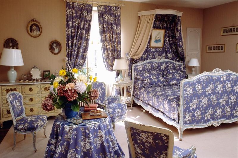 14 Classic Midwest Decorating Styles You Never See In Modern Homes - Decor Hint Fabric-Covered Everything