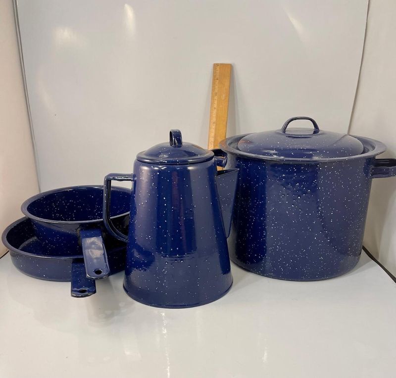 Retro Comeback: 16 Home Items That Are Big Again In The Pacific Northwest - Decor Hint Vintage style enamelware cookware