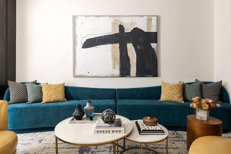 17 Mindful Decorating Ideas For Small Apartments - Decor Hint Statement Art Creates Focus