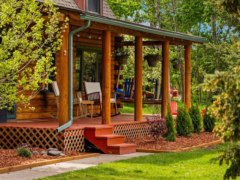 8 Pieces In Montana Homes That Lost Worth Fast And 3 That Had None From The Start - Decor Hint Oversized Hot Tubs