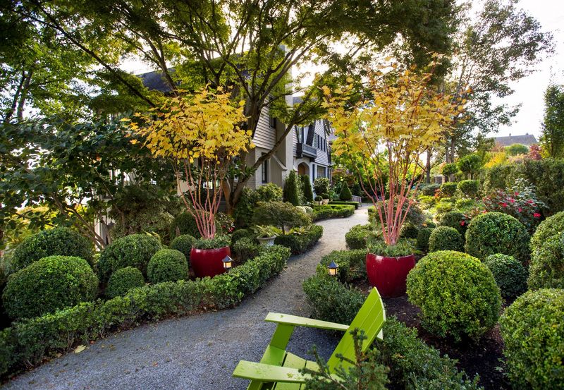 20 Front Yard Ideas That Look Professionally Landscaped - Decor Hint Symmetrical Plantings Around Entry