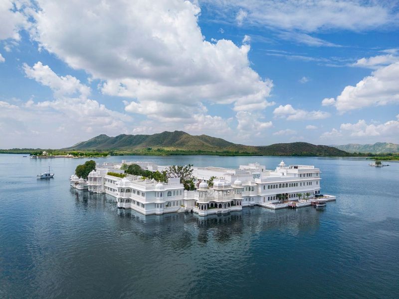 12 Beautiful Homes Sitting On The World's Best Lakes - Decor Hint Floating Villa on Lake Pichola, India