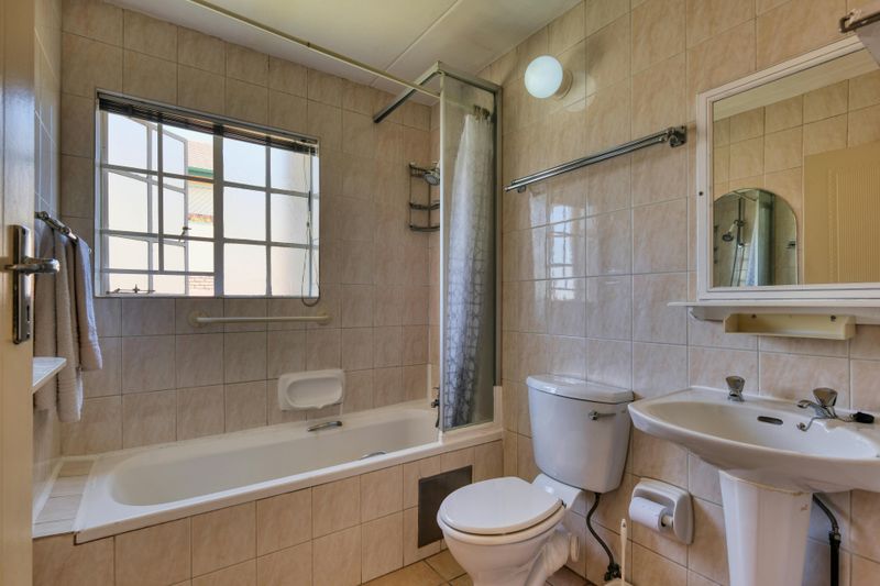 10+ Home Repairs To Consider Before Selling Your Los Angeles Property - Decor Hint Address Grout And Caulk Issues