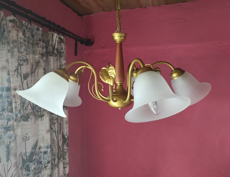 22 Home Offenses That Give Designers Instant Heartburn When They Walk Into Someone's Home - Decor Hint Outdated Light Fixtures