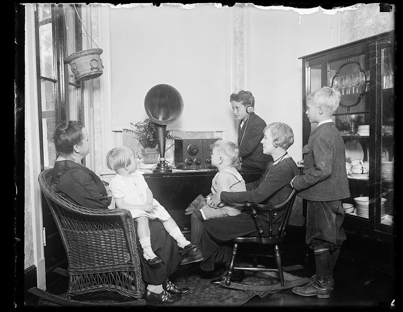 22 Photos That Show What American Homes Truly Looked Like 100 Years Ago - Decor Hint Radio Entertainment Centers