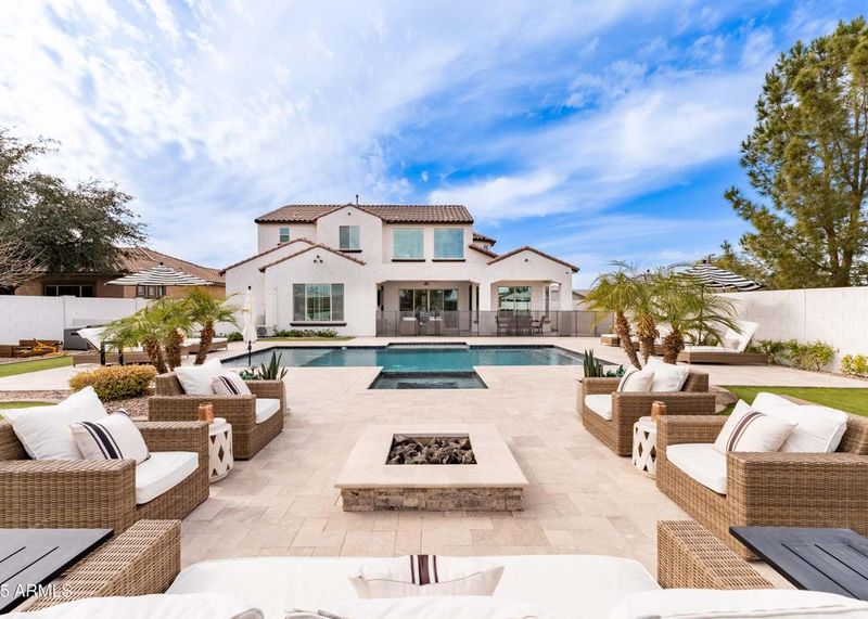 6 Types Of Homes Arizona Agents Say Will Drop In Price And 6 Destined To Rise Fast - Decor Hint Mega-Sized Family Homes