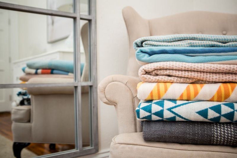 15 Common Things Your Living Room Definitely Does Not Need And 6 That Should Never Be Used - Decor Hint Too Many Throw Blankets