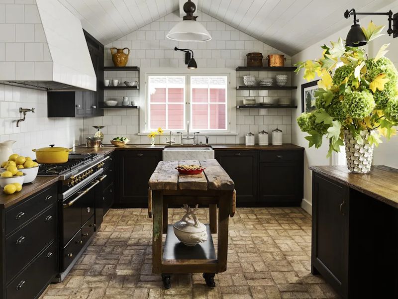 14 Kitchen Deal-Breakers That Make Colorado Homebuyers Run For The Hills, Interior Designers Reveal What To Avoid - Decor Hint Island Isolation