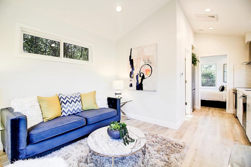 21 Granny Pods That Explain The New Definition Of Snugly Living (And What To Watch Out For) - Decor Hint Open-Concept Comfort Pod