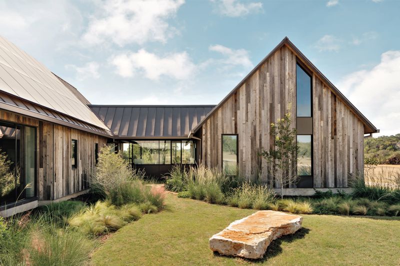 12 Bold Exterior Touches From Texas Ranches Gaining Popularity - Decor Hint Reclaimed Wood Siding
