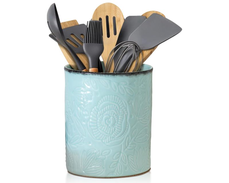 32 Things In Your Kitchen Illinois Designers Believe Diminish Your Home's Elegance - Decor Hint Plastic Utensil Holders