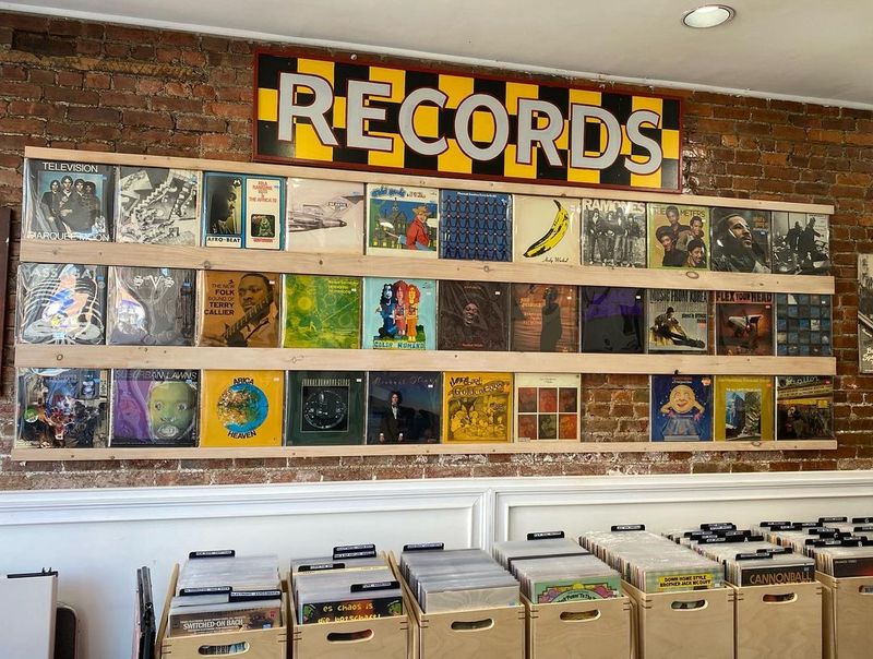 10 Items New York Flea Markets Are Selling In 2025: Antiques On The Rise - Decor Hint Vinyl Record Derivatives