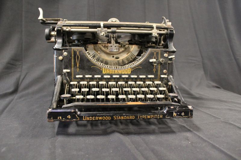 13 Maryland Family Heirlooms That Fell Flat In Value (And 4 Still Holding Strong) - Decor Hint Antique Typewriters