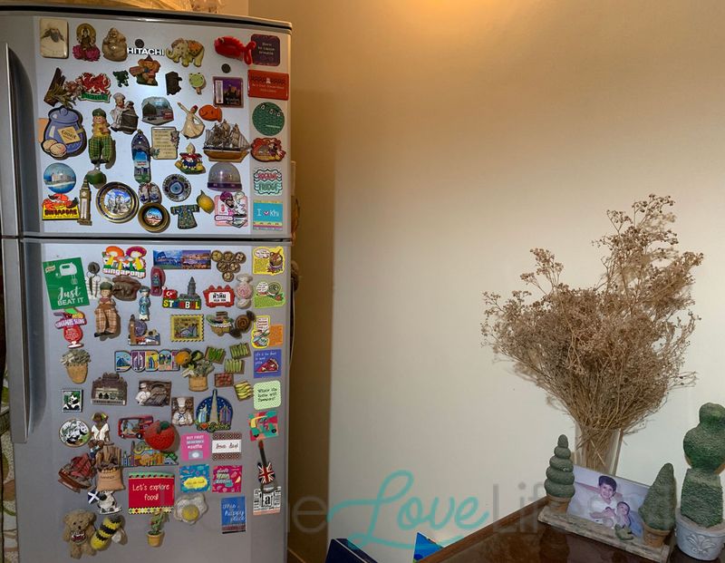 Home Stagers Say These Things Make Your Home Look Tacky And How To Fix Them - Decor Hint Refrigerator Poetry Overload