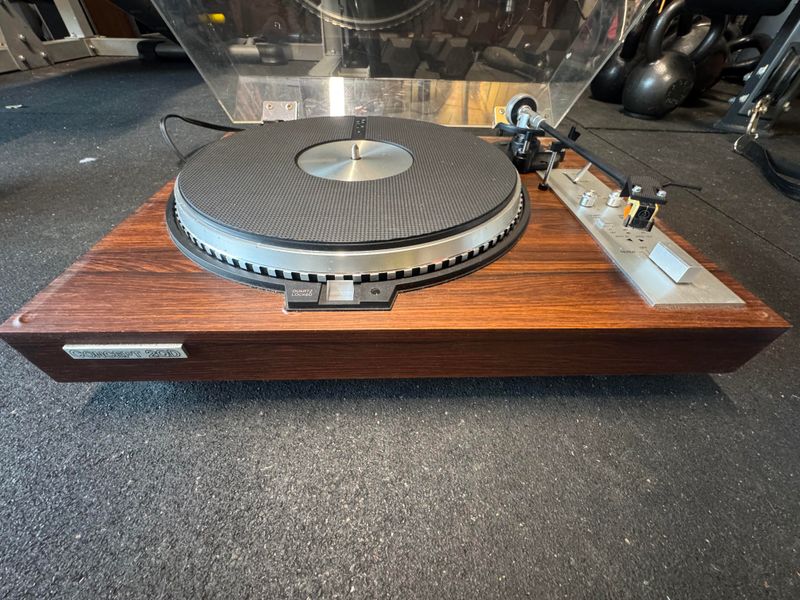 15 Once-Popular Vintage Home Decor Items Everyone’s Snatching Up At Thrift Stores Again - Decor Hint Retro Vinyl Record Players