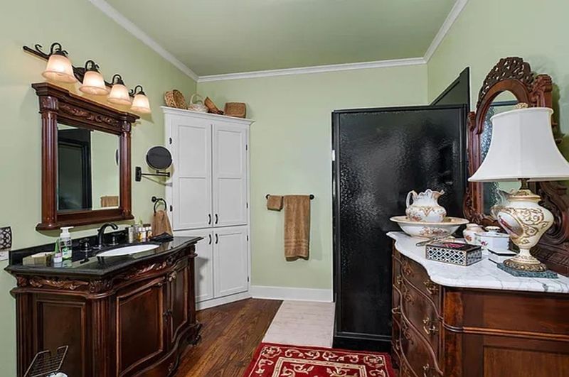 Step Inside The Historic 1856 Texas Home With 100 Acres And Incredible Scenic Views - Decor Hint Interior Highlights