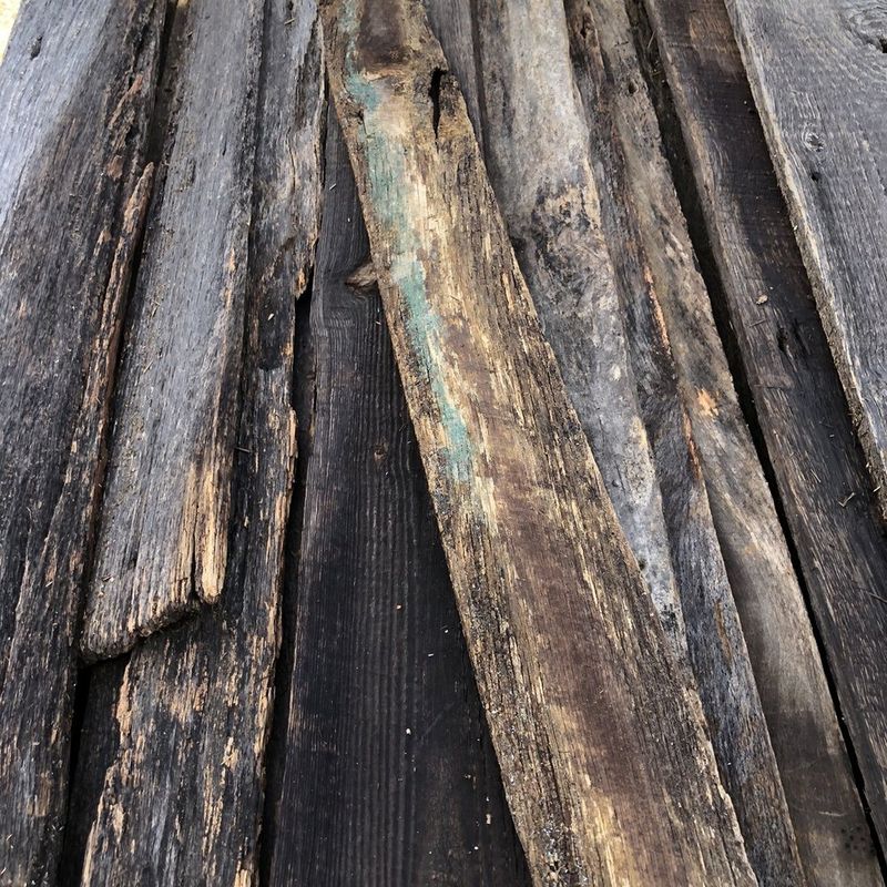 Arizona Thrifters Can't Get Enough Of These 15 Vintage Home Finds - Decor Hint Reclaimed barnwood shelves