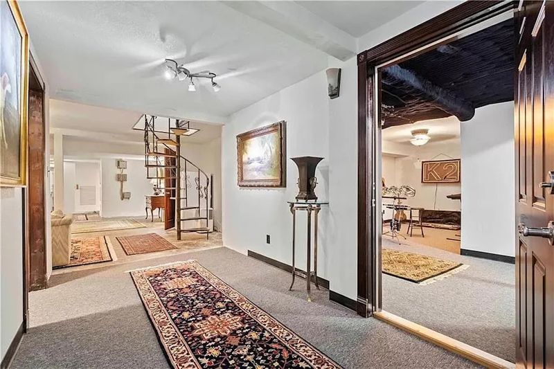 Missouri's Home Styles On The Brink: Which Classic Looks Will Become Obsolete Soon - Decor Hint Ranch Homes With Closed-Off Rooms: Compartmentalized Casualties